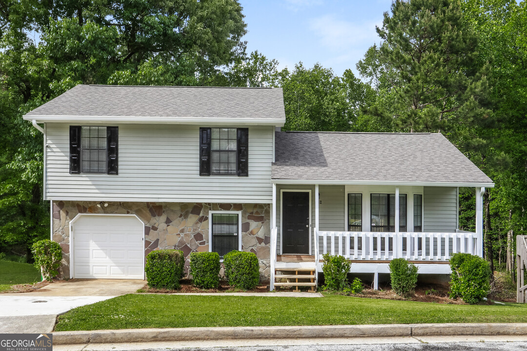 6012 Wellborn Trail in Lithonia, GA - Building Photo