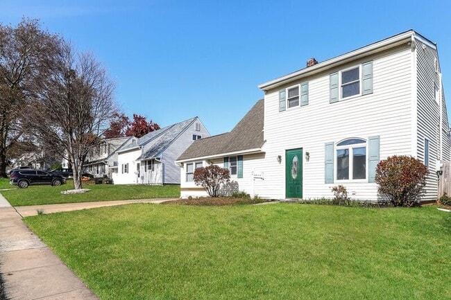 18 Azalea Ln in Levittown, PA - Building Photo - Building Photo