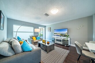 2101 N 52nd Ave in Hollywood, FL - Building Photo - Building Photo