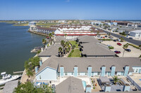 Leeward Cove Condominiums in Corpus Christi, TX - Foto de edificio - Building Photo