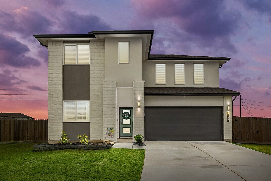 502 Rain Cloud Dr in Mont Belvieu, TX - Building Photo