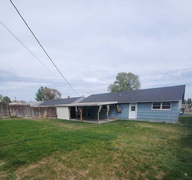 424 N Clark Rd in Moses Lake, WA - Building Photo - Building Photo