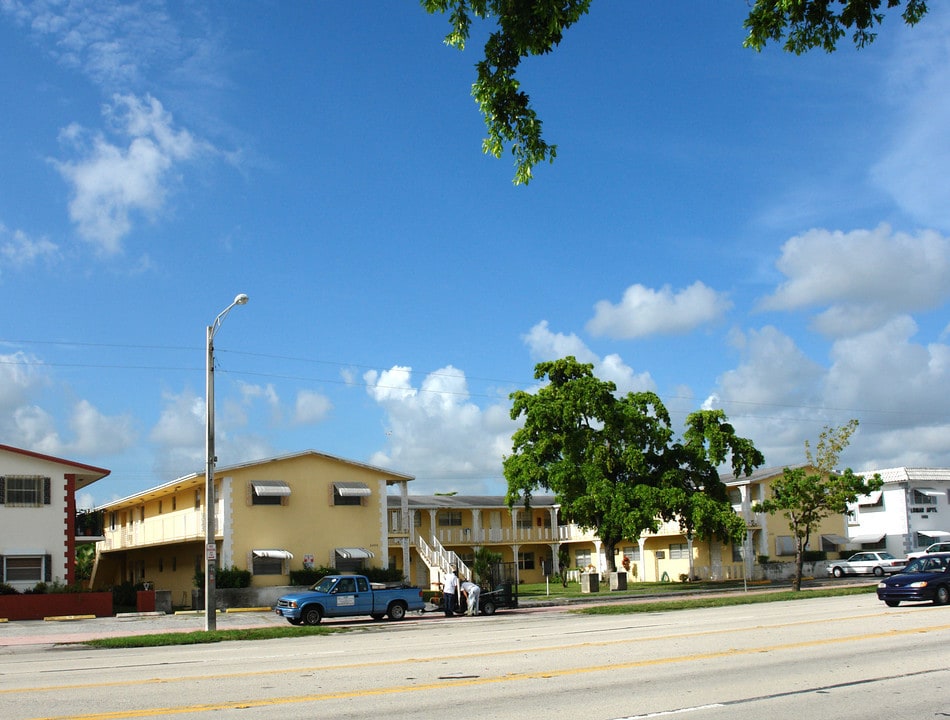 Hollywood Hills West Inc in Hollywood, FL - Building Photo