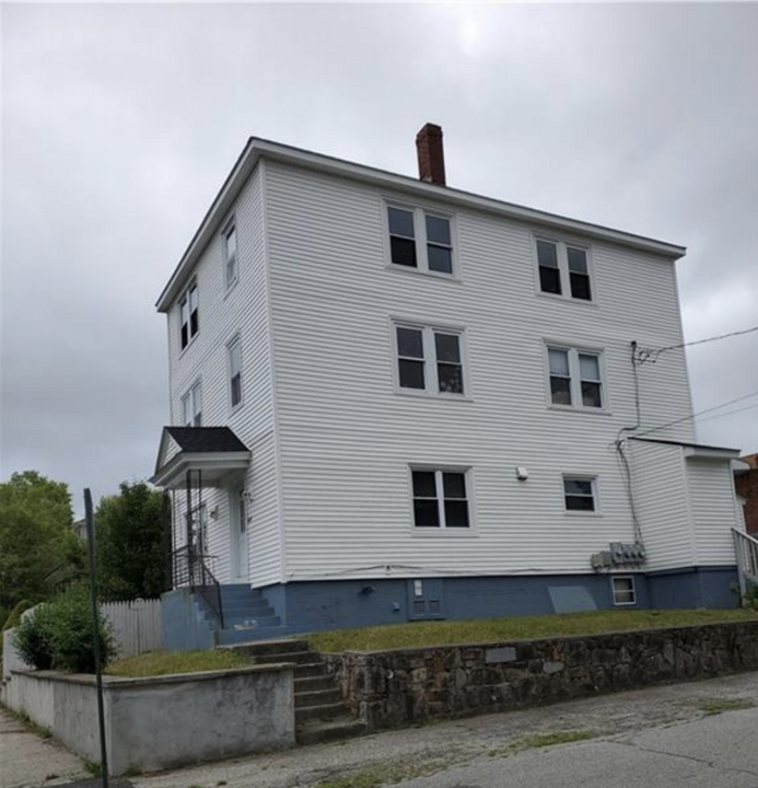 483 Laurel Hill Ave in Cranston, RI - Building Photo