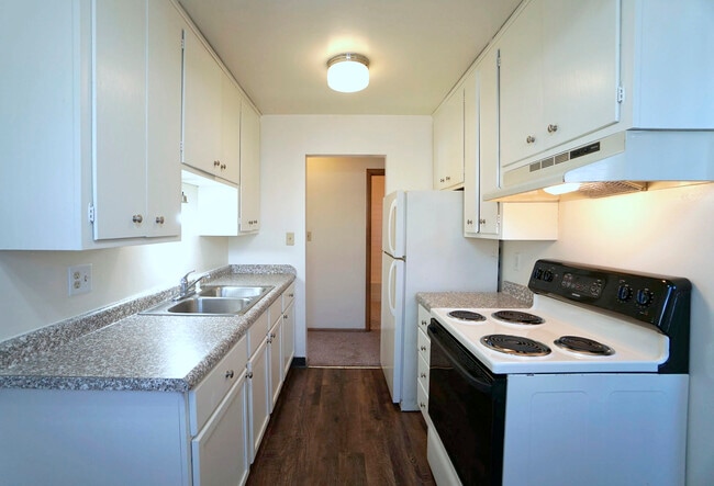 English Conway Place in St. Paul, MN - Building Photo - Building Photo