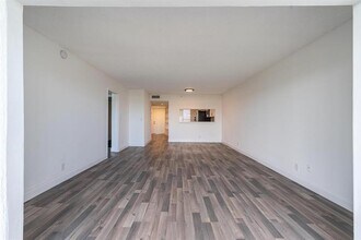 2200 S Cypress Bend Dr in Pompano Beach, FL - Building Photo - Building Photo