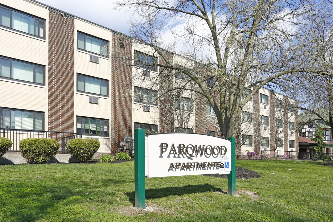 Parqwood Apartments in Toledo, OH - Building Photo