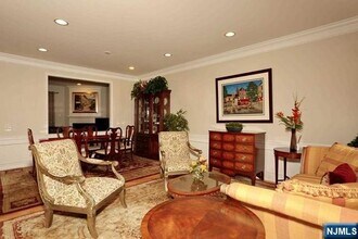 40 Mulberry Ct in Paramus, NJ - Building Photo - Building Photo