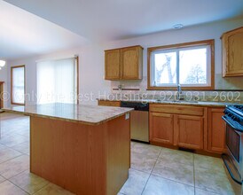1315 Lakeview Rd in West Bend, WI - Building Photo - Building Photo