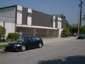 17801 Sherman Way, in Reseda, CA - Foto de edificio - Building Photo