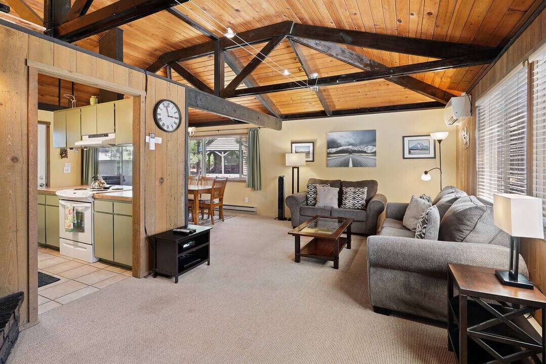 7 Grizzly Ln in Bend, OR - Building Photo
