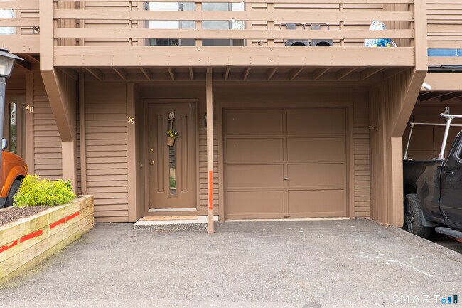 157 Shelter Rock Rd in Danbury, CT - Building Photo - Building Photo