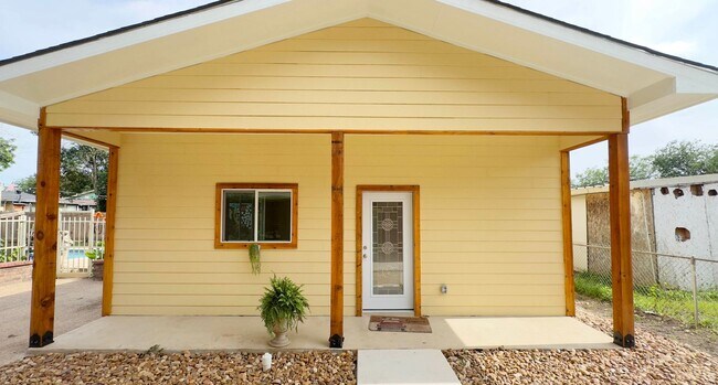 710 W Baetz Blvd in San Antonio, TX - Foto de edificio - Building Photo