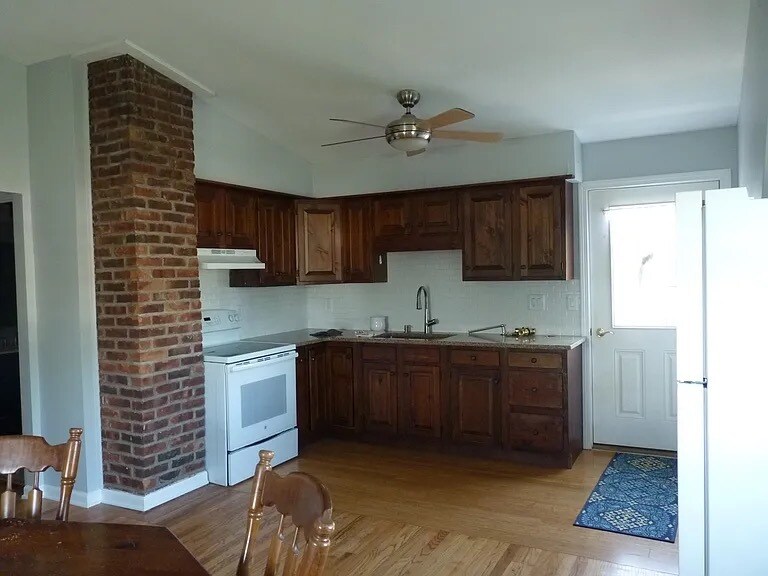 2477 Boston Post Rd, Unit apartment in Guilford, CT - Building Photo