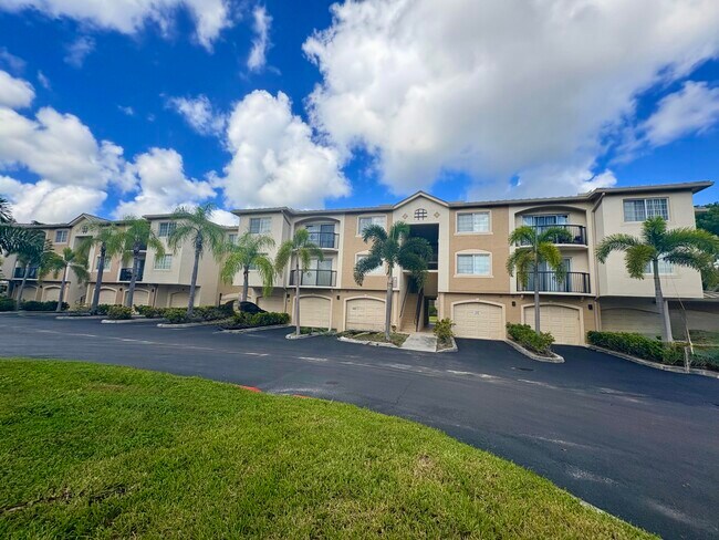 900 Crestwood Ct S in Royal Palm Beach, FL - Building Photo - Building Photo