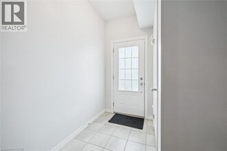 100 Chester Dr in Cambridge, ON - Building Photo - Building Photo