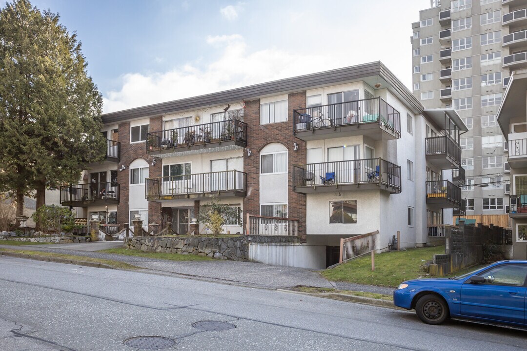 1842 Pender St E in Vancouver, BC - Building Photo