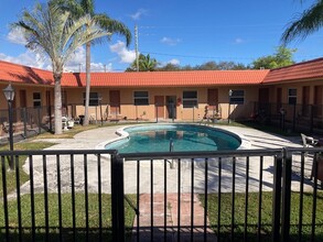 Caribbean Apartments in Hollywood, FL - Foto de edificio - Building Photo