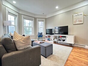 37 Adamson St, Unit 2 in Boston, MA - Foto de edificio - Building Photo