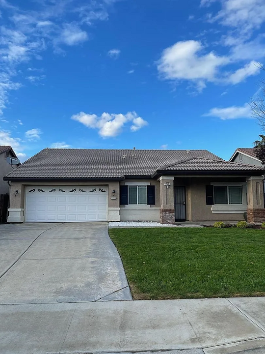 9326 Cousteau Ave in Bakersfield, CA - Building Photo