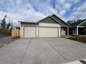 726 Tigerlily St in Silverton, OR - Building Photo