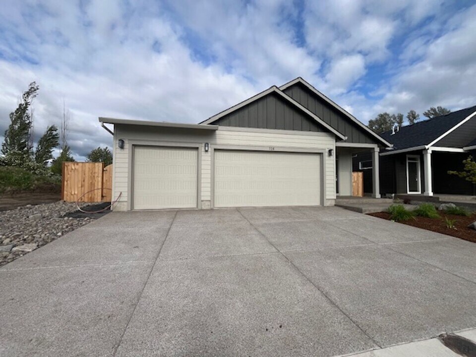 726 Tigerlily St in Silverton, OR - Building Photo