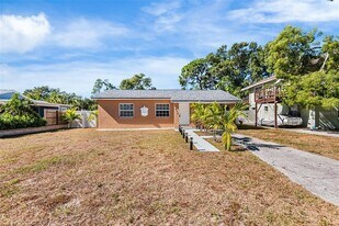 1517 Gray St S in Gulfport, FL - Building Photo