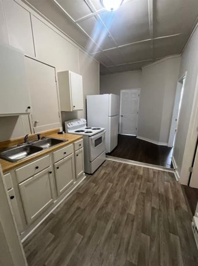property at 1525 S Walnut St