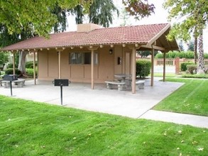 College Park Townhomes in Fresno, CA - Building Photo - Building Photo