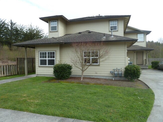 2718 Meadow Creek Way in Arcata, CA - Building Photo - Building Photo