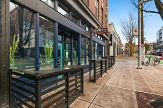 AVIA on Pike Street in Seattle, WA - Foto de edificio - Building Photo