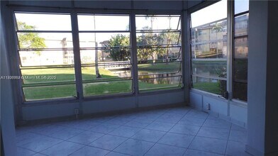 4410 W Oakland Park Blvd in Lauderdale Lakes, FL - Building Photo - Building Photo