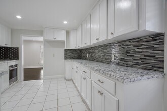 2902 Wuthering Heights Dr in Houston, TX - Building Photo - Building Photo