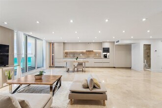 2301 Collins Ave, Unit # 1011 in Miami Beach, FL - Building Photo - Building Photo