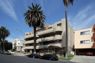 4943 Rosewood Ave in Los Angeles, CA - Foto de edificio - Building Photo