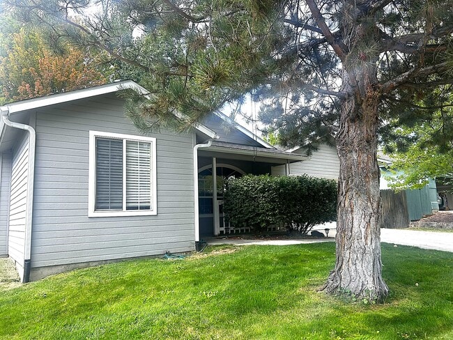 5903 S Snowdrop Pl in Boise, ID - Building Photo - Building Photo
