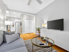 1576 Cambridge St, Unit 1R in Cambridge, MA - Foto de edificio - Building Photo