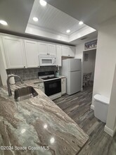 754 S Orlando Ave in Cocoa Beach, FL - Foto de edificio - Building Photo