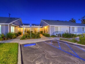 Midway Meadows in Midway City, CA - Foto de edificio - Building Photo