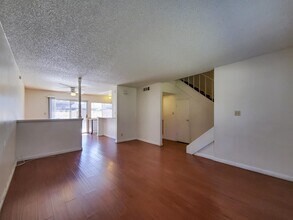 6168 Meadow View Ln in Las Vegas, NV - Building Photo - Building Photo
