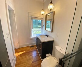 1212-C McChesney Ave, Unit B in Nashville, TN - Foto de edificio - Building Photo