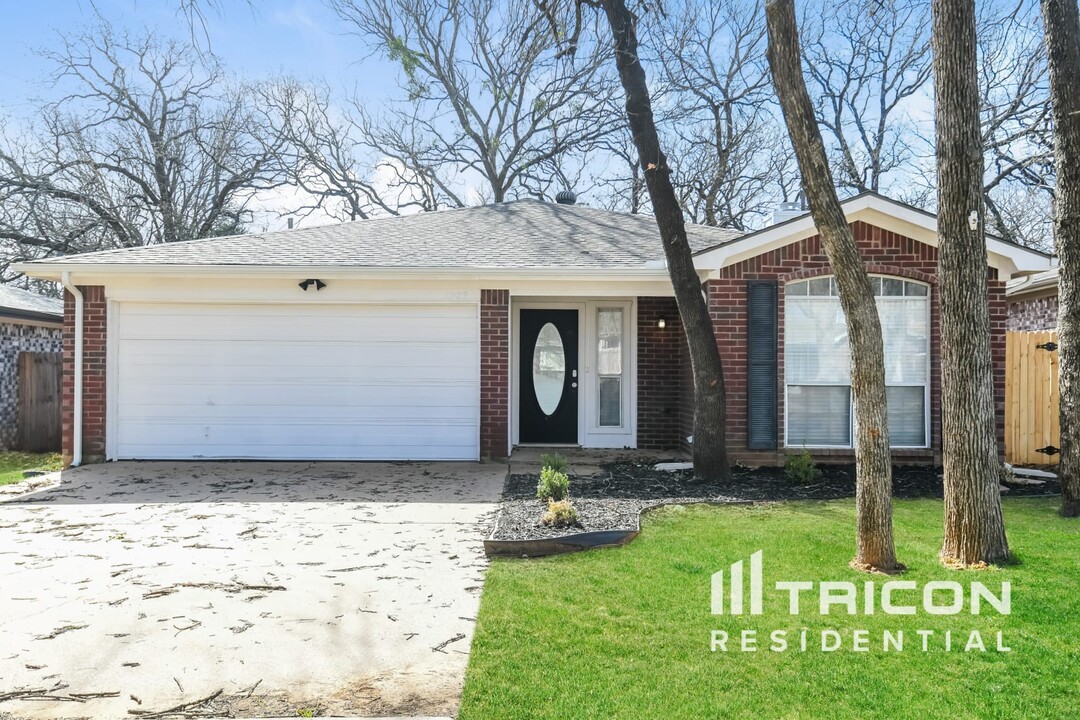 1209 Hidden Creek Dr in Mansfield, TX - Building Photo