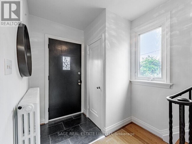 28 Barbara Crescent in Toronto, ON - Building Photo - Building Photo