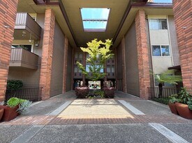 1311 Webster St, Unit E110 in Alameda, CA - Building Photo