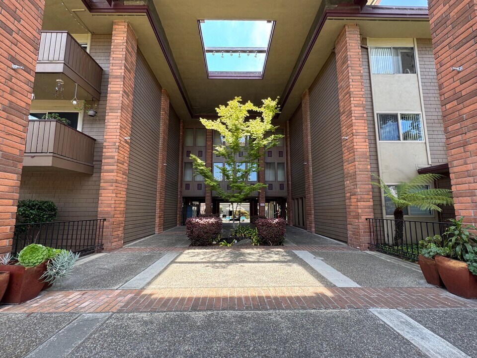 1311 Webster St, Unit E110 in Alameda, CA - Foto de edificio