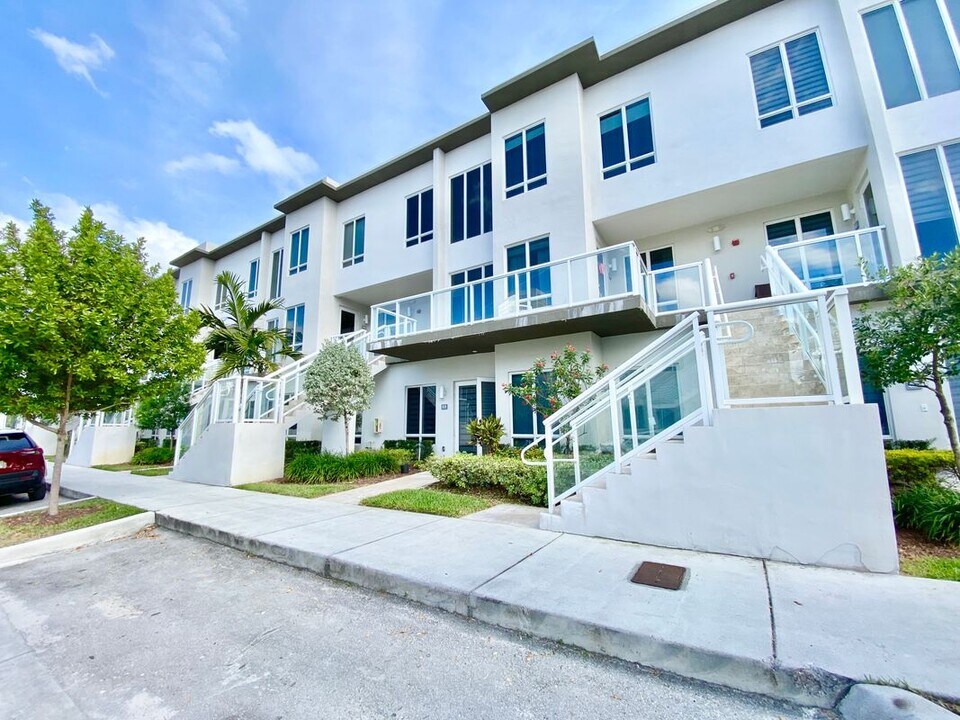 6415 NW 102nd Path in Doral, FL - Building Photo