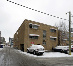 1711 Mount Royal Apartments in Calgary, AB - Building Photo - Building Photo