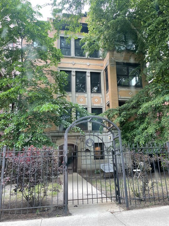 2422 N Orchard St, Unit APT 4 in Chicago, IL - Building Photo