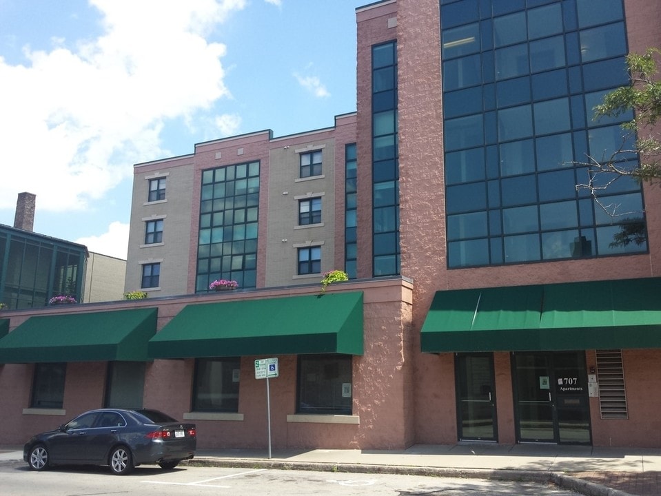 Center City Plaza in Waukesha, WI - Foto de edificio