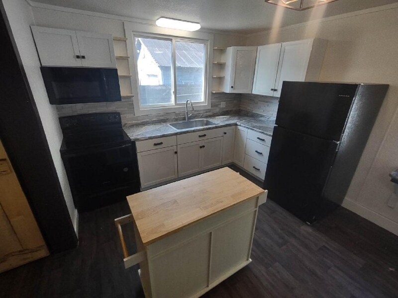 14644 Kellogg School Rd in Hickory Corners, MI - Building Photo